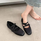 une ballerine portée et l’autre posée au sol près d’un pied