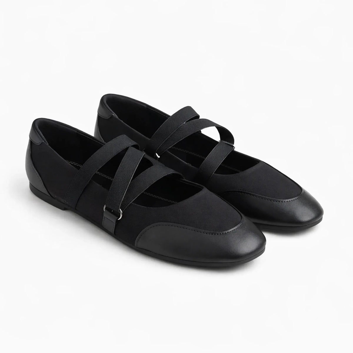 ballerine à brides croisées noire posée de biais sur fond clair