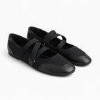 ballerine à brides croisées noire posée de biais sur fond clair