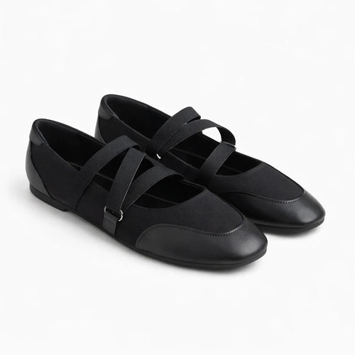 ballerine à brides croisées noire posée de biais sur fond clair