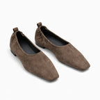 Ballerine bout carré coloris taupe, paire vue de trois quarts sur fond gris clair