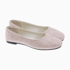 paire de ballerines plates coloris beige clair posée sur fond blanc