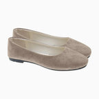paire en coloris taupe posée sur fond clair, vue de côté
