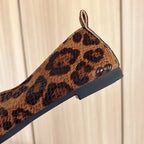 détail du talon et de la semelle noire d’une ballerine motif léopard