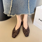 femme debout portant les ballerines à motif animal marron