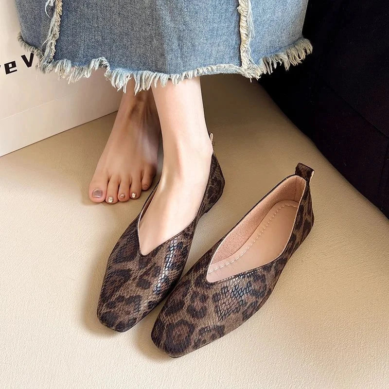 paire de ballerines motif animal porté avec une jupe en jean