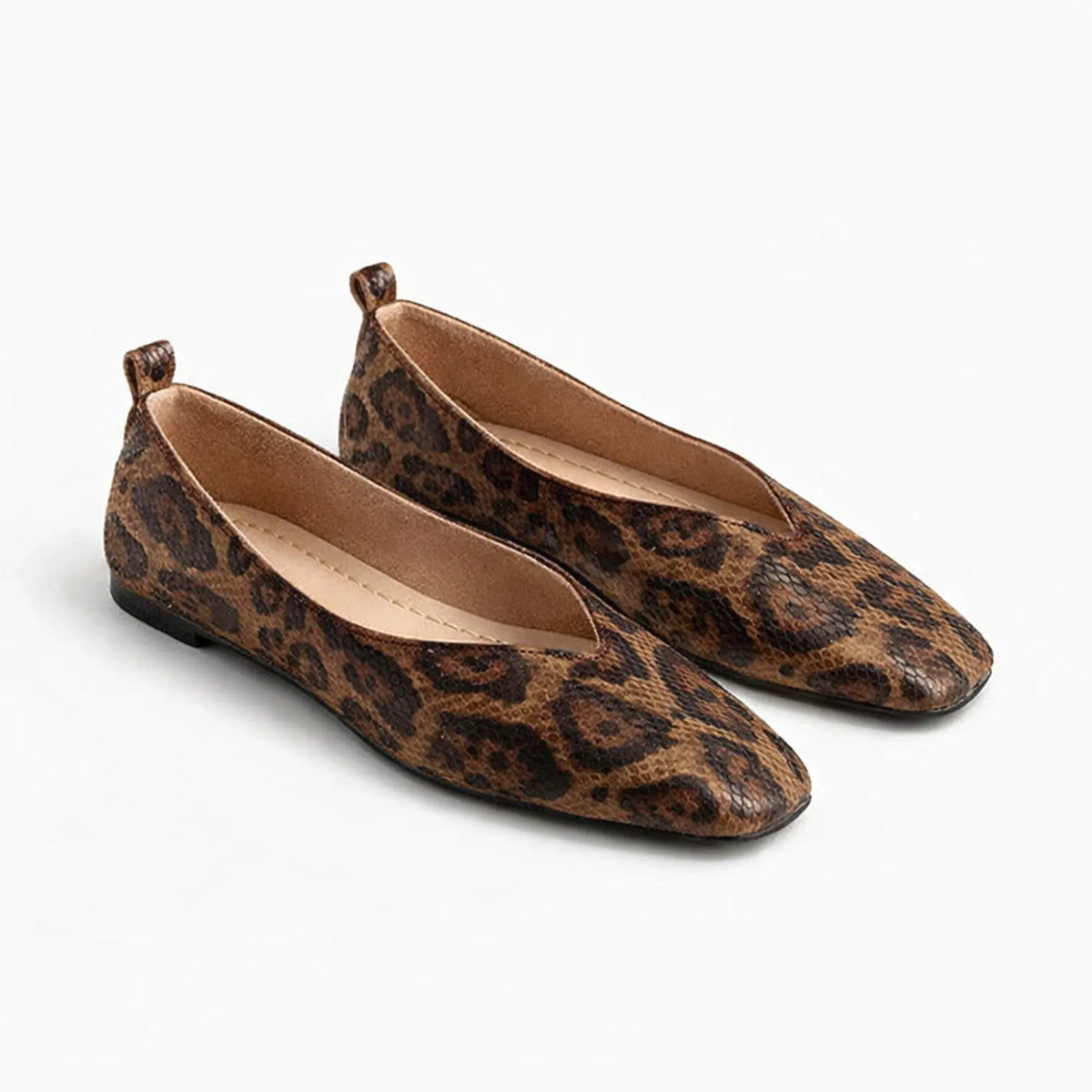 ballerine léopard à motif serpent marron posée sur fond uni