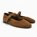Ballerine mary jane marron foncé à bride et boucle, vue de trois quarts sur fond gris clair