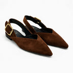 Vue de trois quarts d’une paire de ballerines marron avec boucle dorée