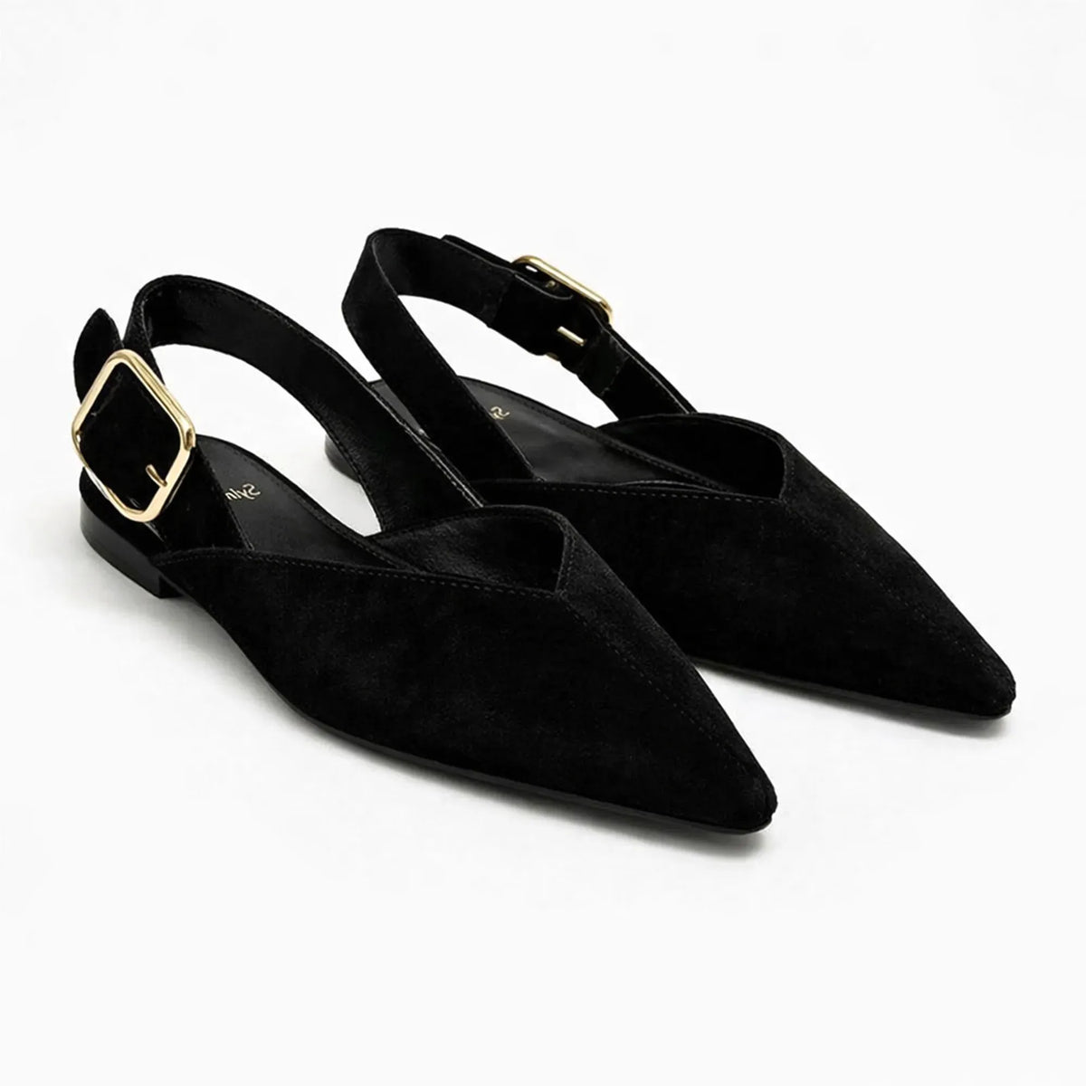 Ballerine pointue femme noire avec boucle métallique dorée vue de trois quarts