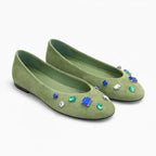 Ballerine strass coloris vert à pierres colorées, paire vue de trois quarts sur fond gris clair