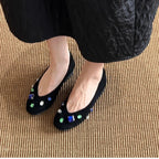 vue de face des chaussures portées avec une jupe noire