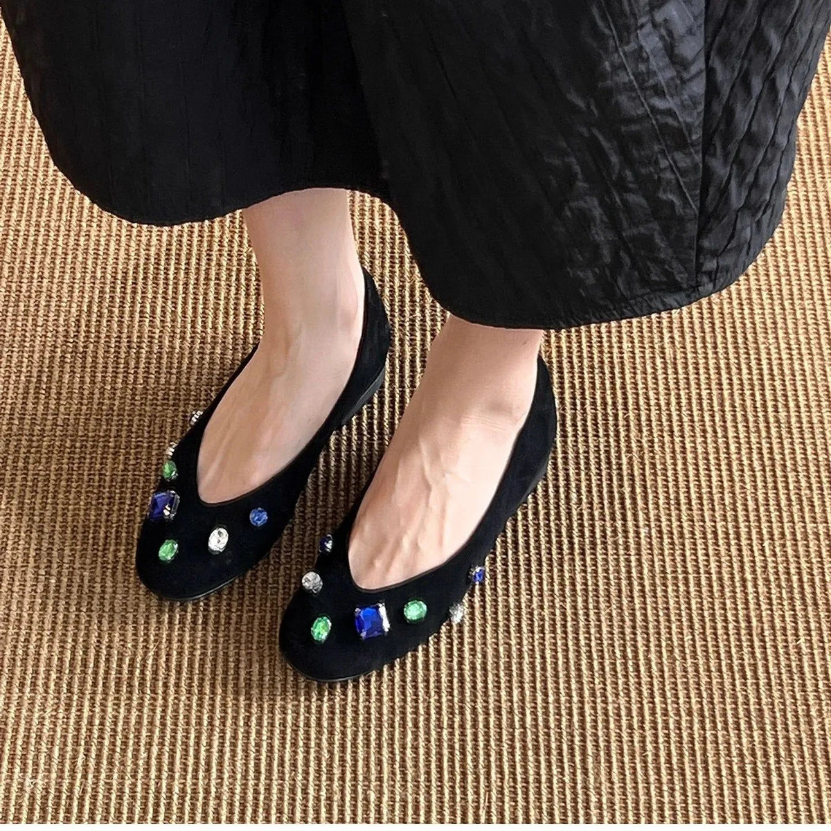 vue de face des chaussures portées avec une jupe noire