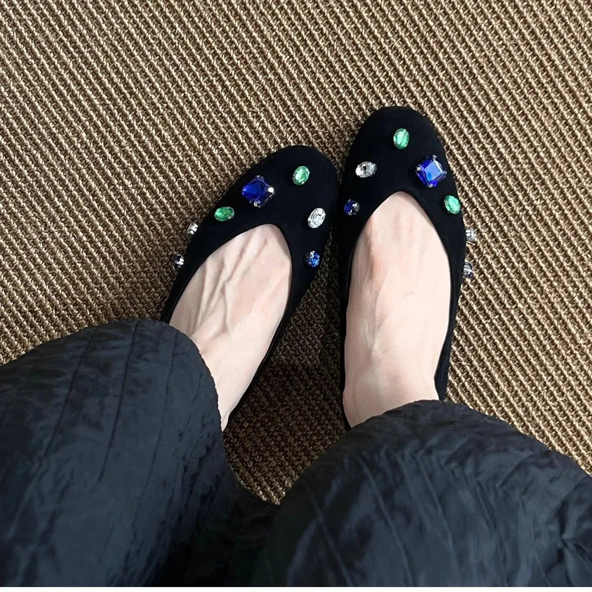 gros plan sur les ballerines portées et croisement des pieds