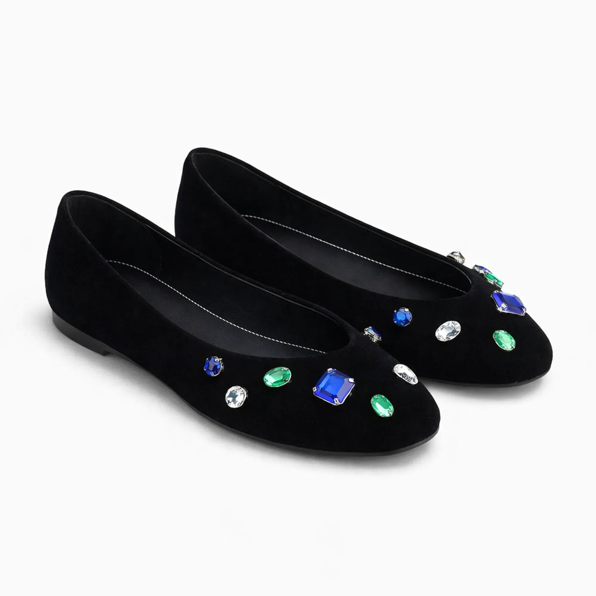 ballerine strass noire ornée de pierres colorées sur fond blanc