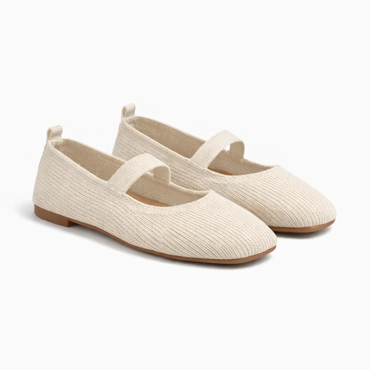 paire beige de ballerines vue de trois quarts sur fond uni