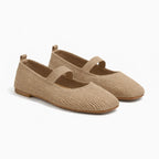 paire de ballerines coloris camel posée de trois quarts sur fond clair