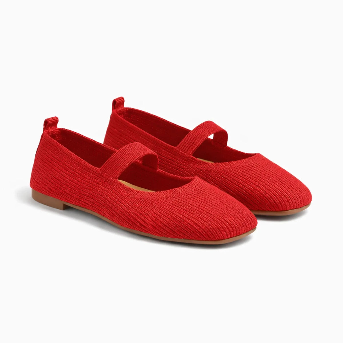 ballet flats rouge vif posées de trois quarts sur fond blanc