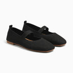 ballerines confortables noires posées sur fond uni de trois quarts avant