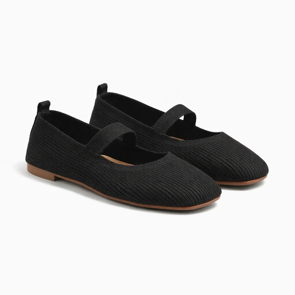 ballerines confortables noires posées sur fond uni de trois quarts avant