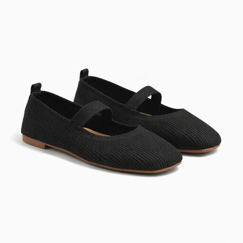 ballerines confortables noires posées sur fond uni de trois quarts avant