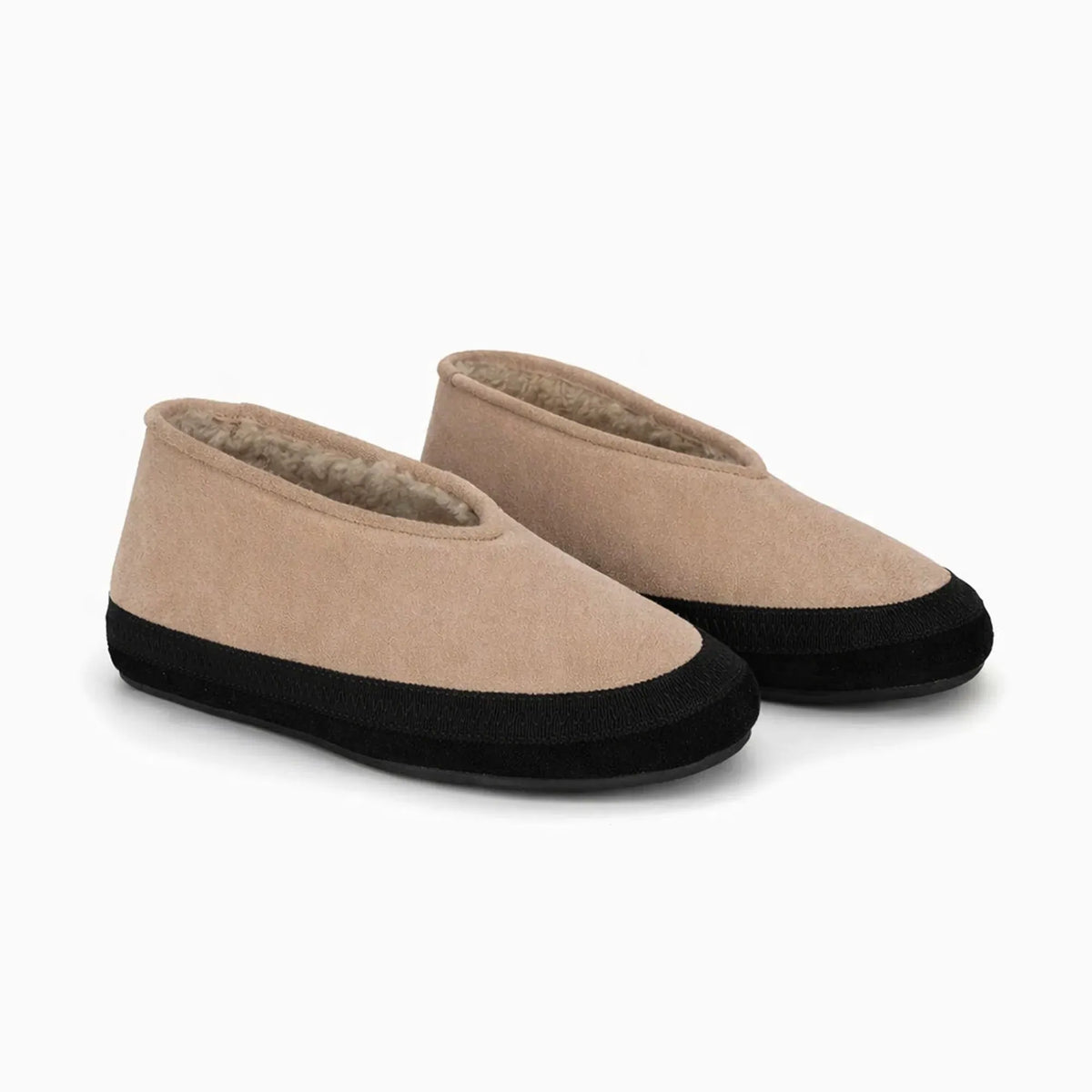 paire de mocassins en daim beige rosé avec semelle noire exposée seule
