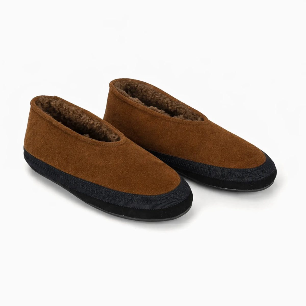 chaussons en daim marron avec doublure chaude posés sur fond blanc