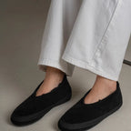 la paire noire portée avec un pantalon blanc, vue de côté