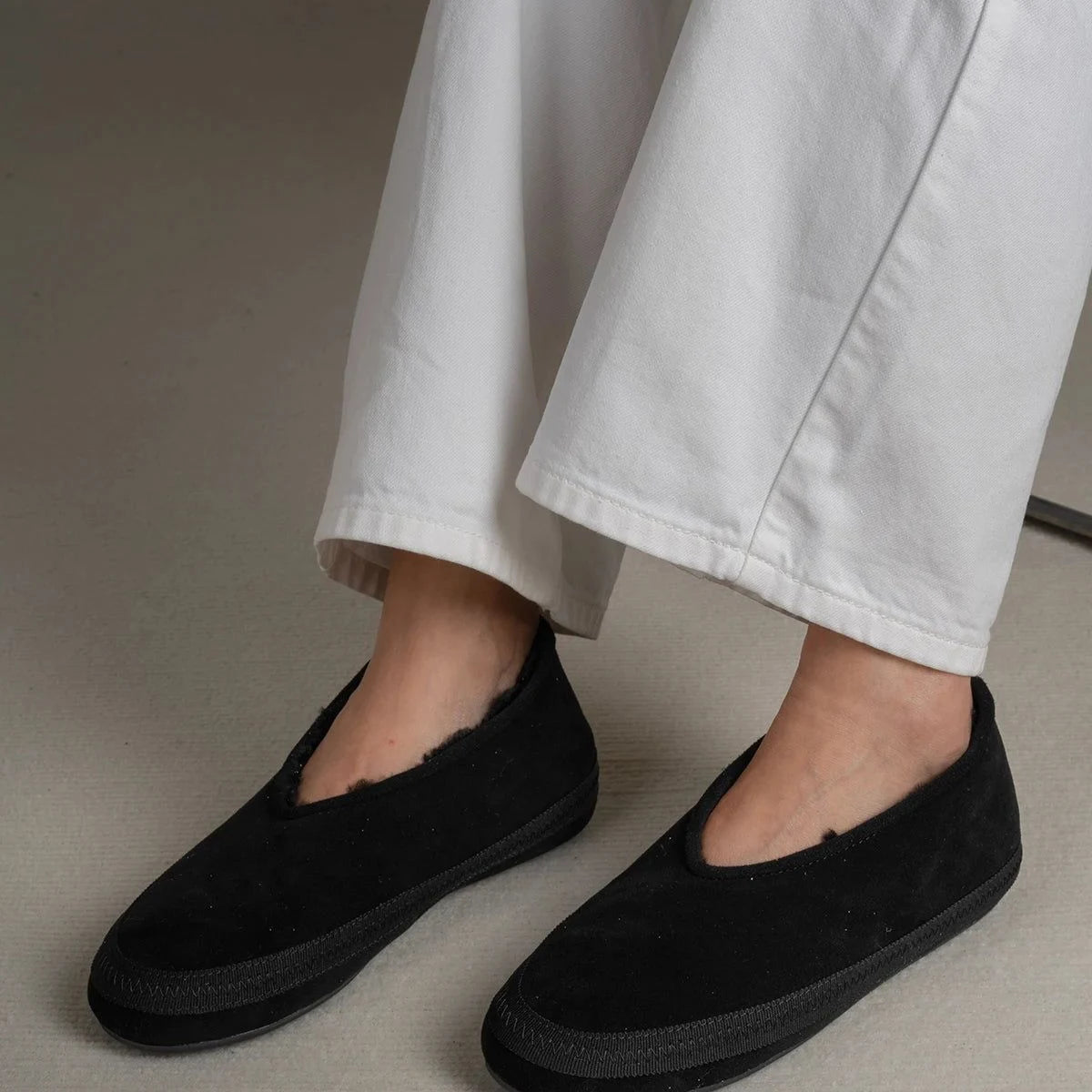 la paire noire portée avec un pantalon blanc, vue de côté