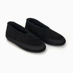 chausson mocassin femme en daim noir présenté sur fond uni
