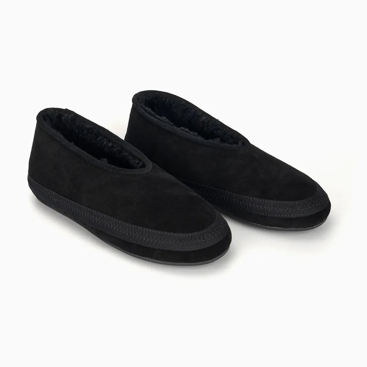 chausson mocassin femme en daim noir présenté sur fond uni