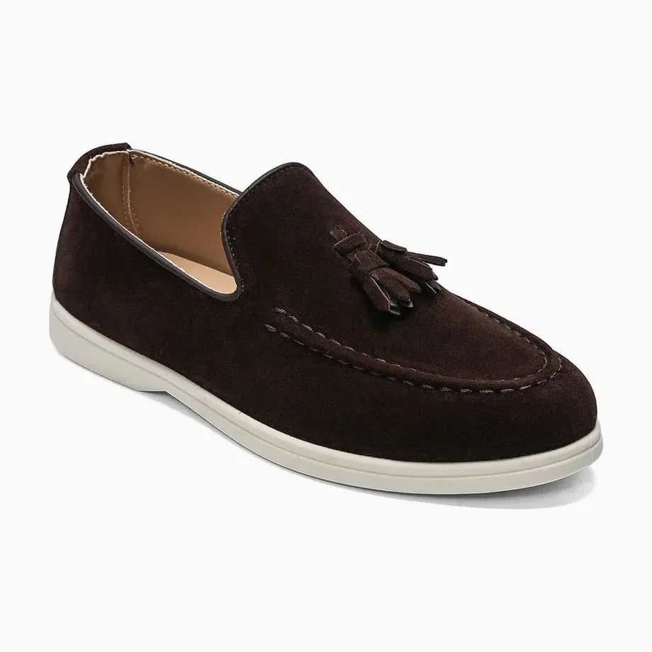 paire à gland coloris chocolat posée sur fond uni clair
