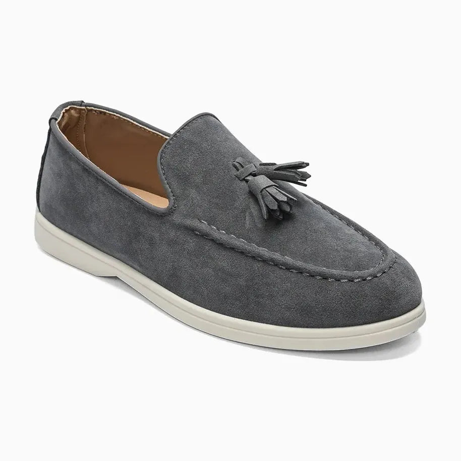 paire à gland coloris gris posée sur fond uni clair