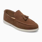 chaussure à gland homme marron posée sur fond uni clair
