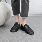 les chaussures portées en position debout sur sol gris clair