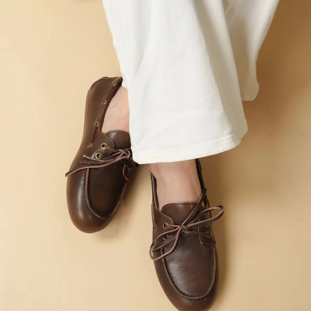 chaussures bateau marron portées vue côté légèrement de dessus