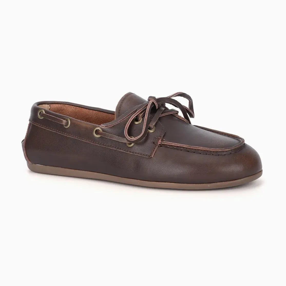 chaussure bateau femme marron en cuir posée sur fond uni