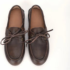 paire de chaussures bateau femme marron en cuir vue de dessus