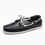 Chaussure bateau homme en cuir coloris noir, lacets blancs, sur fond blanc