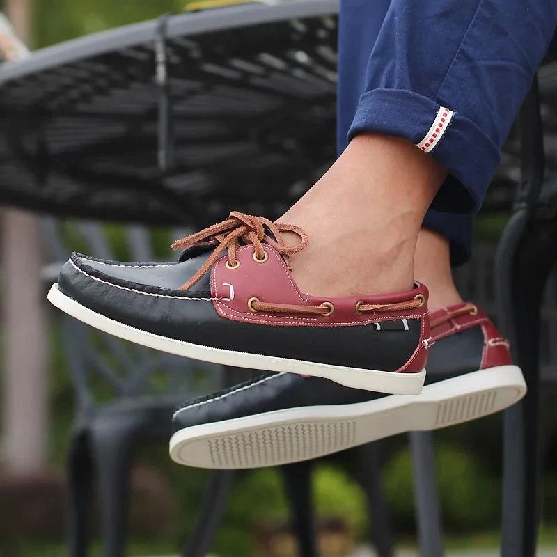 Chaussure bateau bicolore noire et rouge portée avec un pantalon bleu