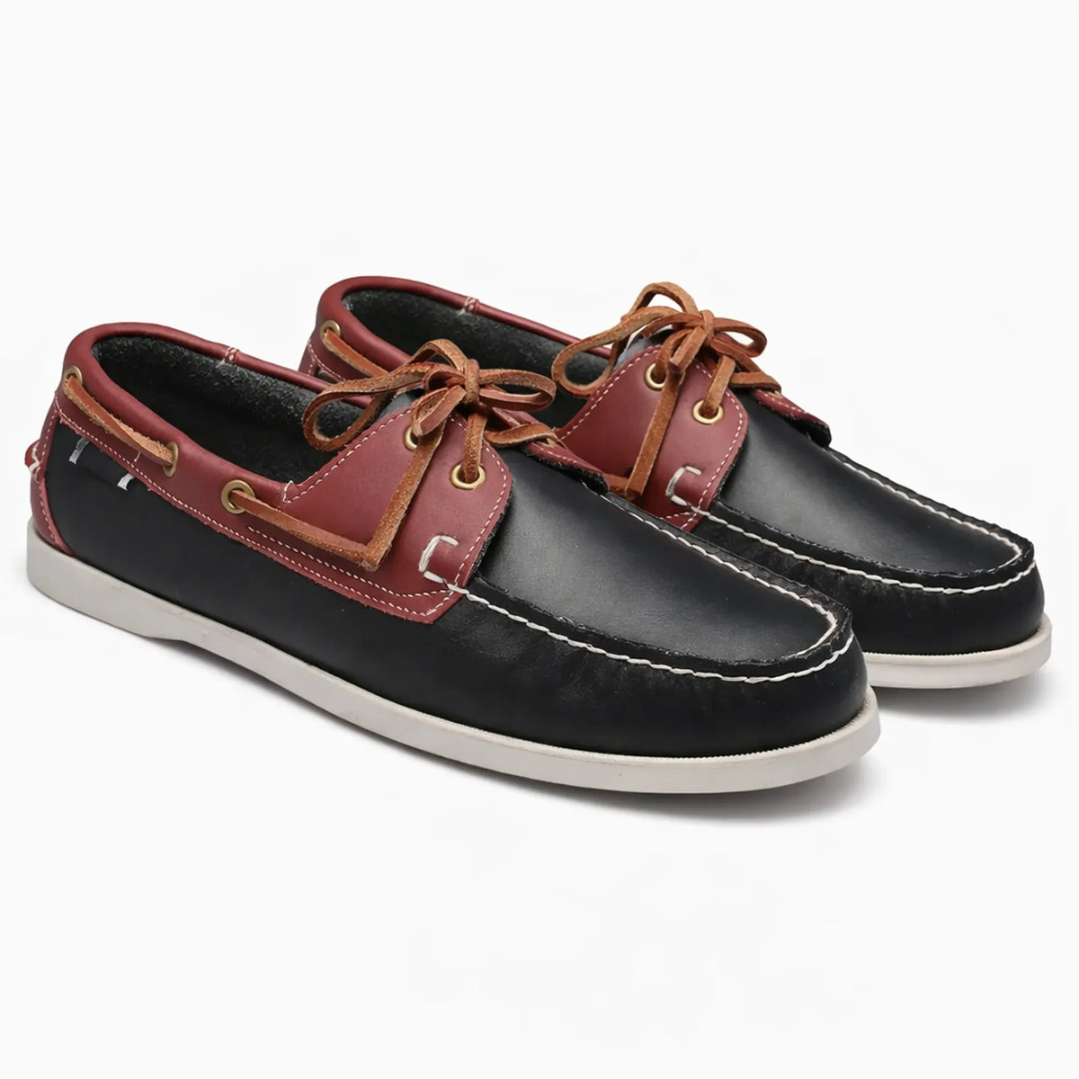 Mocassin bateau homme bicolore en cuir noir et rouge, sur fond uni