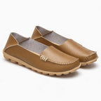 paire de chaussures plates en cuir beige posée sur fond neutre