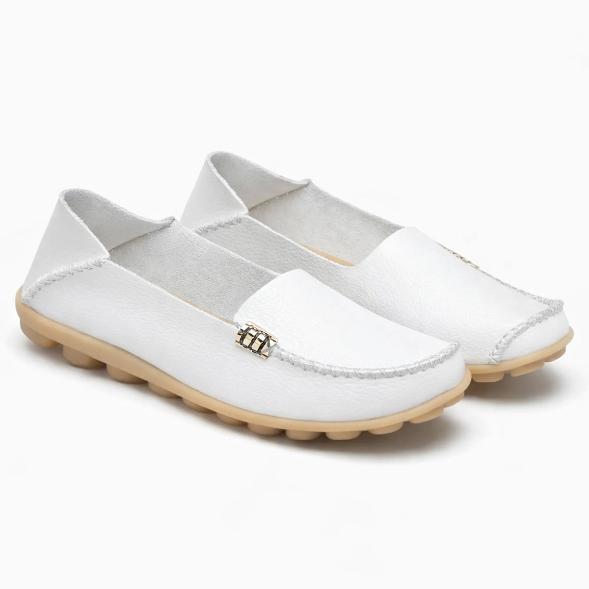 chaussures en cuir blanc à semelle claire isolées sur fond uni