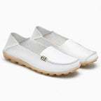 chaussures en cuir blanc à semelle claire isolées sur fond uni