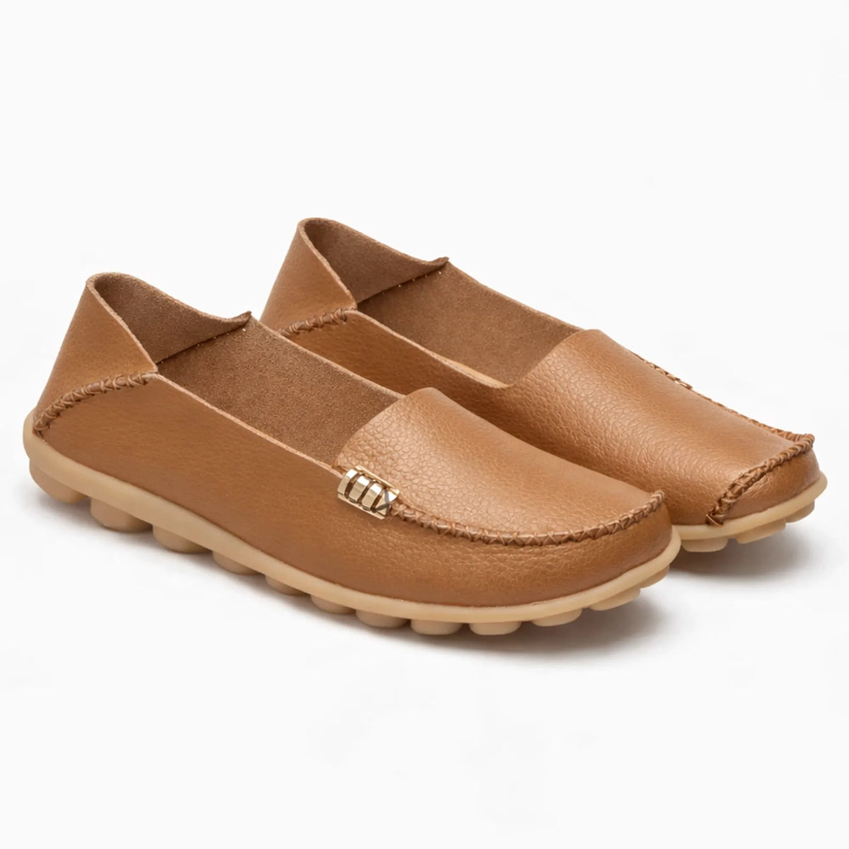 mocassins classiques en cuir camel visibles sur fond uni