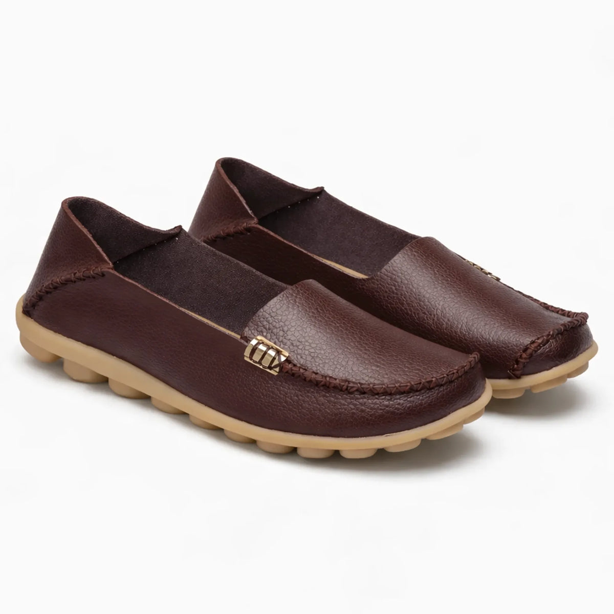 paire de mocassins en cuir marron foncé montrée sous un autre angle