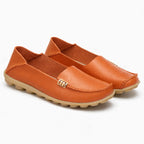 mocassins souples en cuir orange présentés seuls sur fond blanc