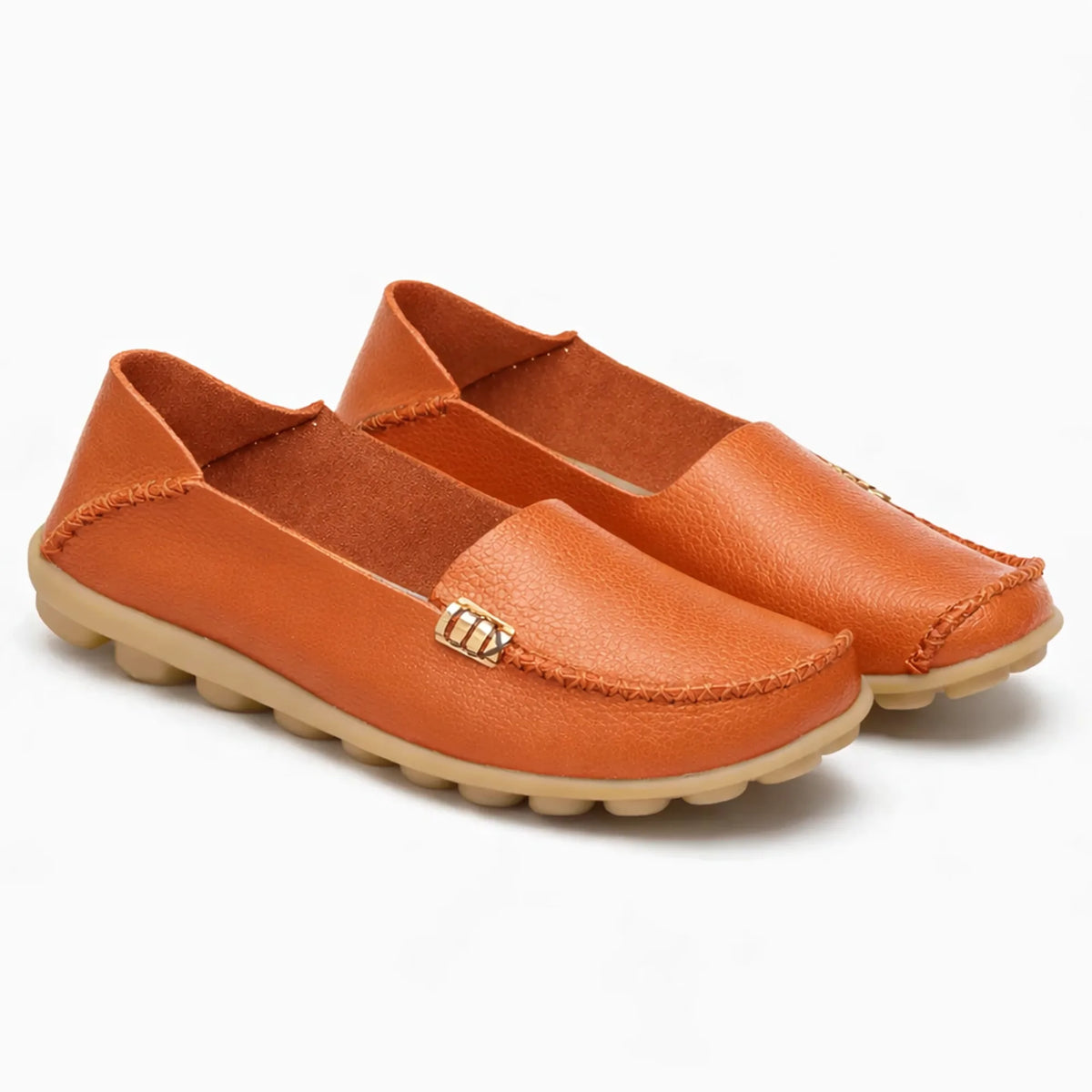 mocassins souples en cuir orange présentés seuls sur fond blanc