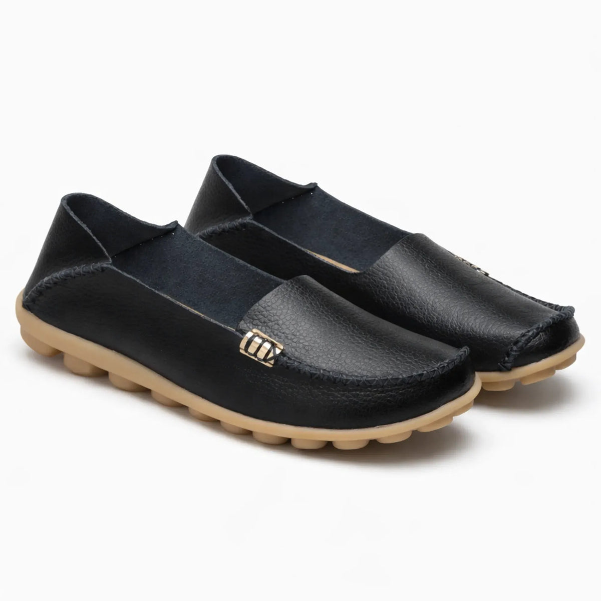 chaussure confort femme en cuir noir posée sur fond clair