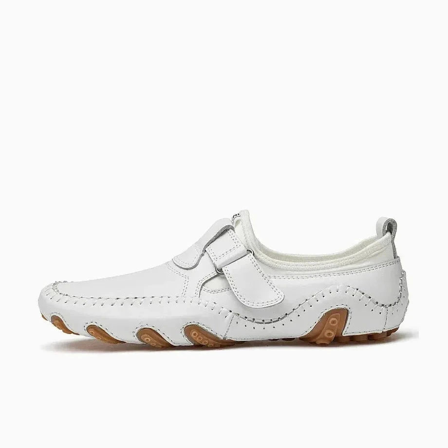 chaussure à bride présentée en coloris blanc sur fond uni
